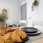 Grey And Green, Modern 2-bedroom Apartment, Ac, Location At Faro's Historic Centre
