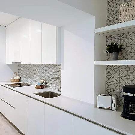 Apartment Grey And Green, Modern 2-bedroom Apartment, Ac, Location At Faro's Historic Centre