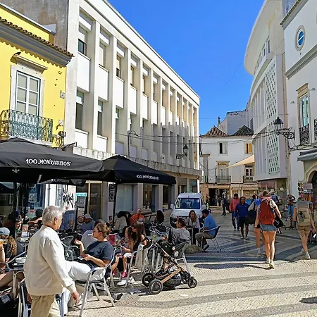 Grey And Green, Modern 2-bedroom Apartment, Ac, Location At Faro's Historic Centre فارو