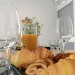 Grey And Green, Modern 2-bedroom Apartment, Ac, Location At Faro's Historic Centre *