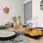 Grey And Green, Modern 2-bedroom Apartment, Ac, Location At Faro's Historic Centre